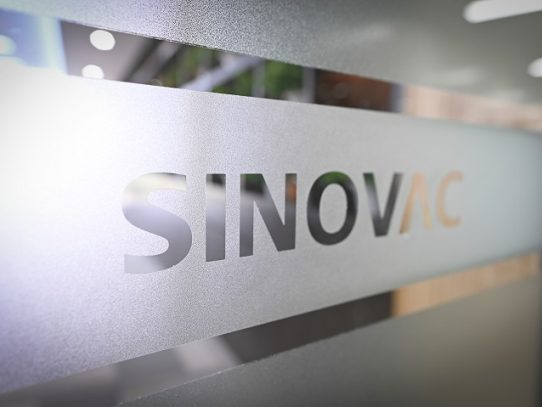 Laboratorio chino Sinovac se dice "confiado" en su vacuna, pese a suspensión de ensayos en Brasil