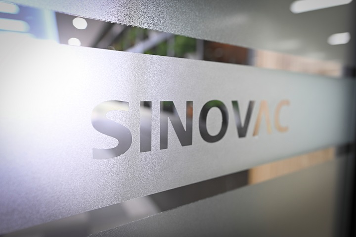 Laboratorio chino Sinovac se dice "confiado" en su vacuna, pese a suspensión de ensayos en Brasil