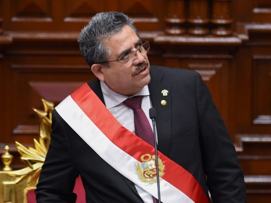 Merino asume la presidencia de Perú entre protestas y con un desplome de la bolsa