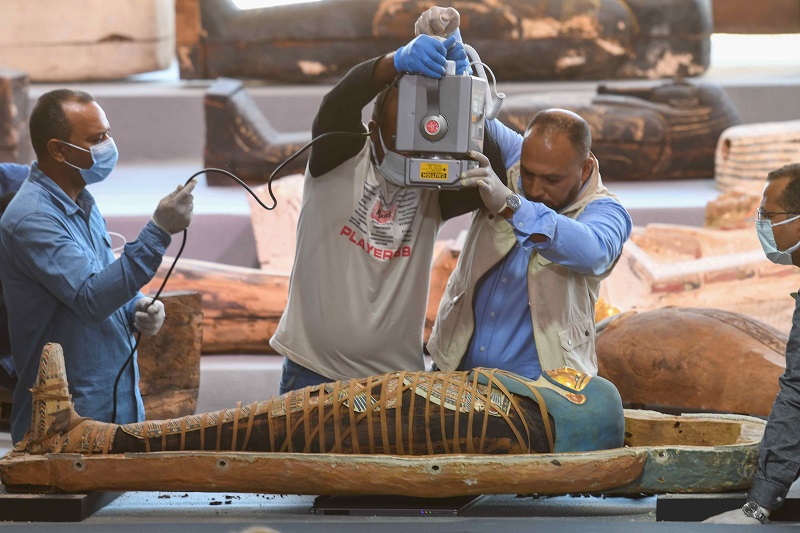 Descubrimiento de más de cien sarcófagos intactos en Egipto, un verdadero "tesoro"
