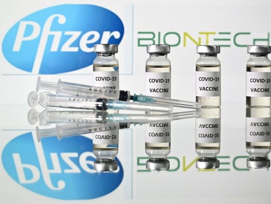 La vacuna de Pfizer/BioNtech fue aprobada sin precipitación