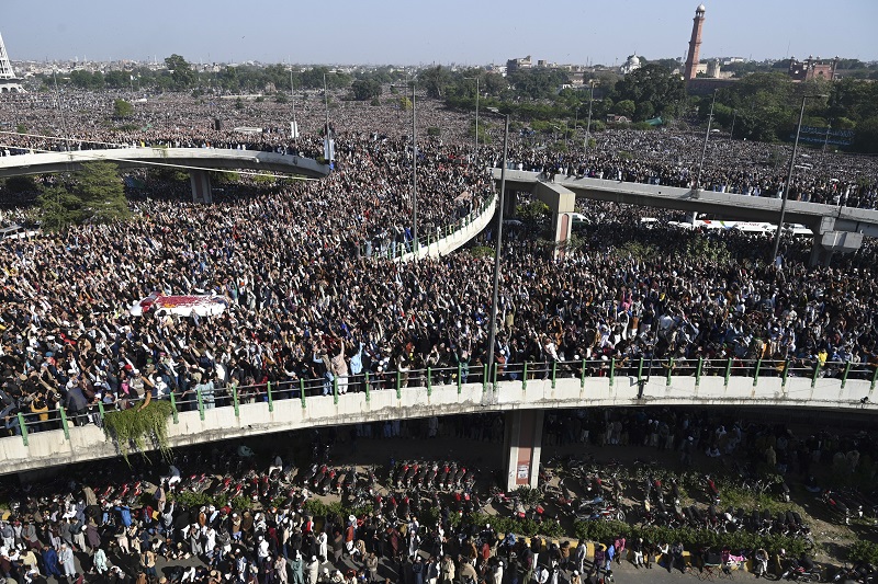 Una impresionante multitud acude a funeral de clérigo radical en Pakistán