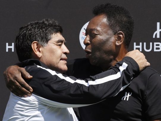 El día en que Pelé "fichó" a Maradona para el Santos de Brasil