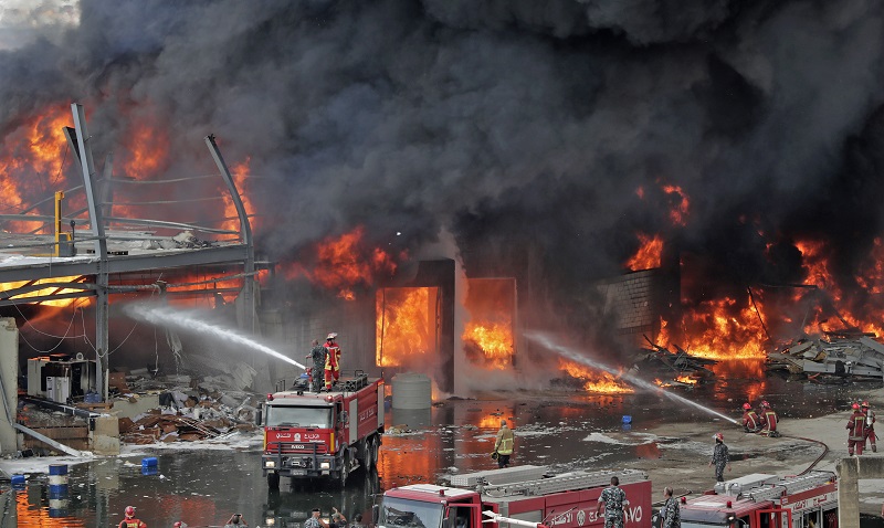 Gran incendio en el puerto de Beirut, semanas después de la devastadora explosión