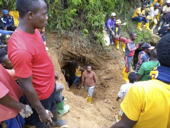 Extraen los primeros cuerpos tras derrumbe de mina de oro en RDC
