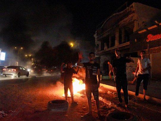 Manifestantes incendian la sede del gobierno libio paralelo en Bengasi