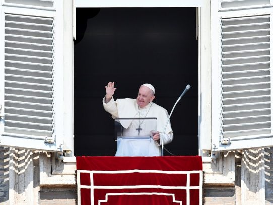 Papa insta a manifestantes a ser pacíficos y a autoridades a respetar sus derechos