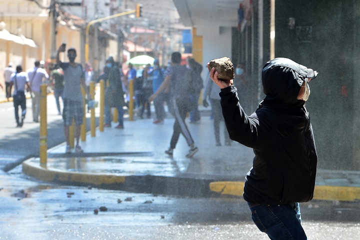 Policía hondureña reprime manifestación opositora