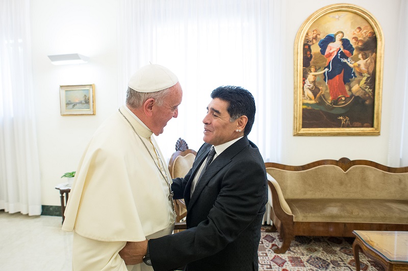 Papa recuerda "con afecto" a Maradona y reza por él