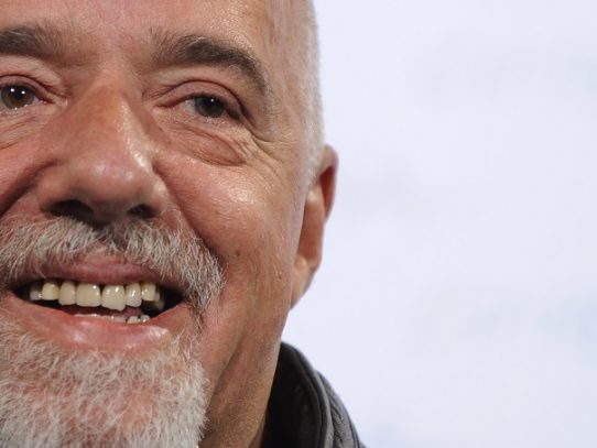 Paulo Coelho pide perdón a Francia por ataques de Bolsonaro a Brigitte Macron