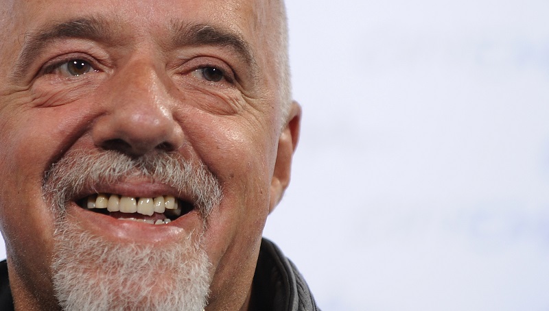 Paulo Coelho pide perdón a Francia por ataques de Bolsonaro a Brigitte Macron