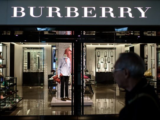 El nuevo coronavirus tiene un impacto negativo en el sector del lujo, advierte Burberry
