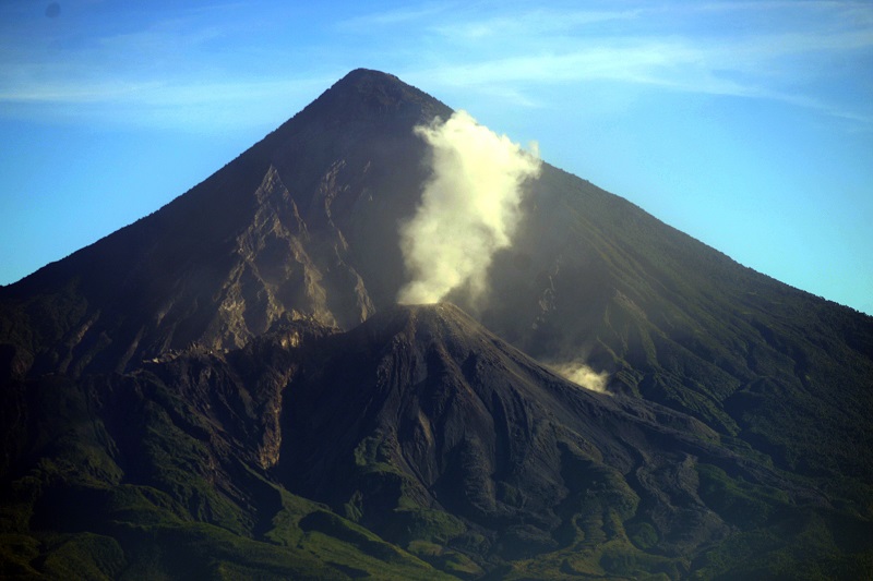 Guatemala vigila aumento de actividad eruptiva de volcán Santiaguito
