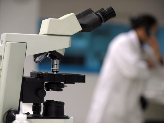 Laboratorios suizo Roche y estadounidense Regeneron se unen para tratamiento contra el virus