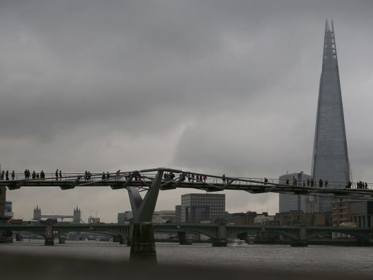 Un hombre escala el rascacielos más alto de Londres