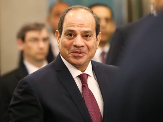 Macron condecoró a presidente egipcio con la más alta distinción francesa
