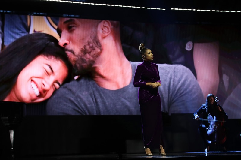 Magic y Jennifer Hudson homenajean a Kobe en inicio de Juego de las Estrellas