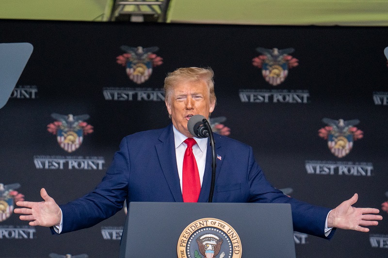 Trump intenta en la academia de West Point calmar las aguas con el Pentágono