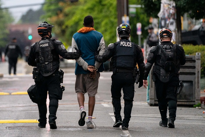Policía desaloja a manifestantes que ocupaban espacio público en Seattle, EE.UU.