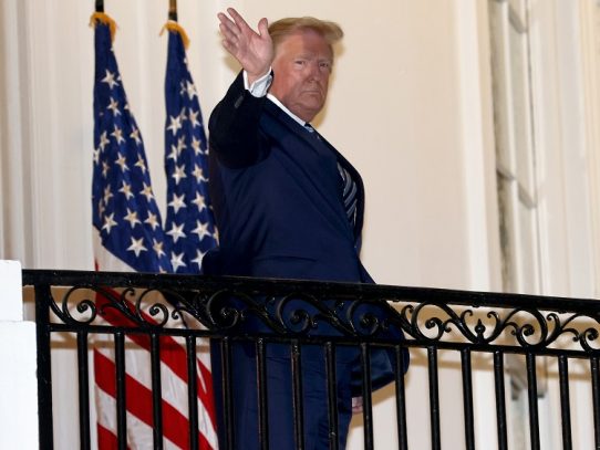 Trump se quita la máscara y saluda al regresar a la Casa Blanca desde el hospital