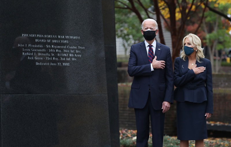 Trump y Biden asisten a ceremonias distintas en el Día de los Veteranos