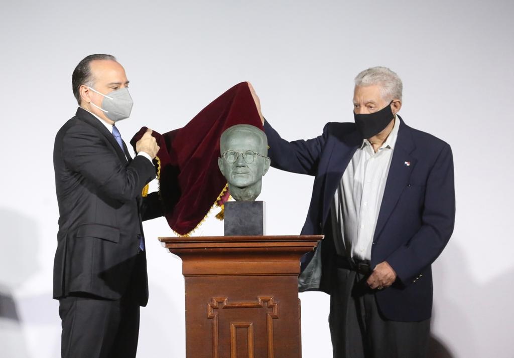 Develan busto en honor al padre de la diplomacia panameña