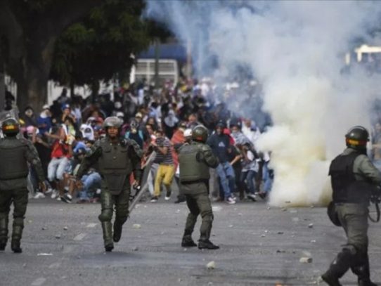 Cinco muertos y 233 detenidos tras sublevación militar en Venezuela