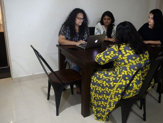Desde una silla a un iPhone, los 'milenials' indios lo alquilan todo