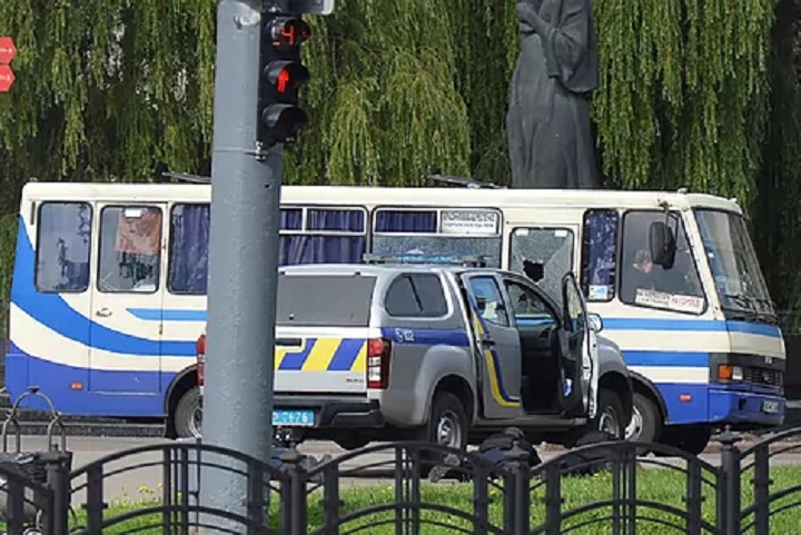Hombre armado retiene como rehenes a "una veintena" de pasajeros de autobús en Ucrania