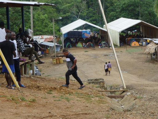 Trasladan a 109 migrantes deportados de EE UU a centro de albergue en Metetí