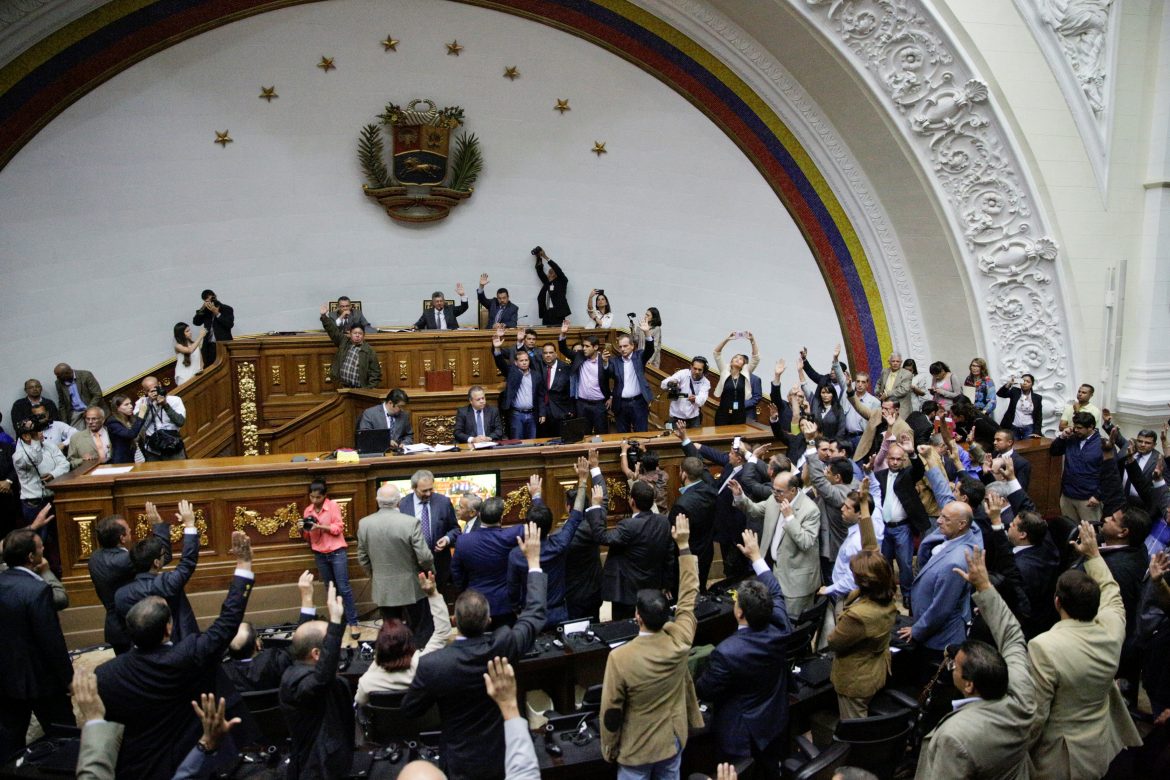Parlamento de Venezuela aprueba juicio político contra presidente Nicolás Maduro