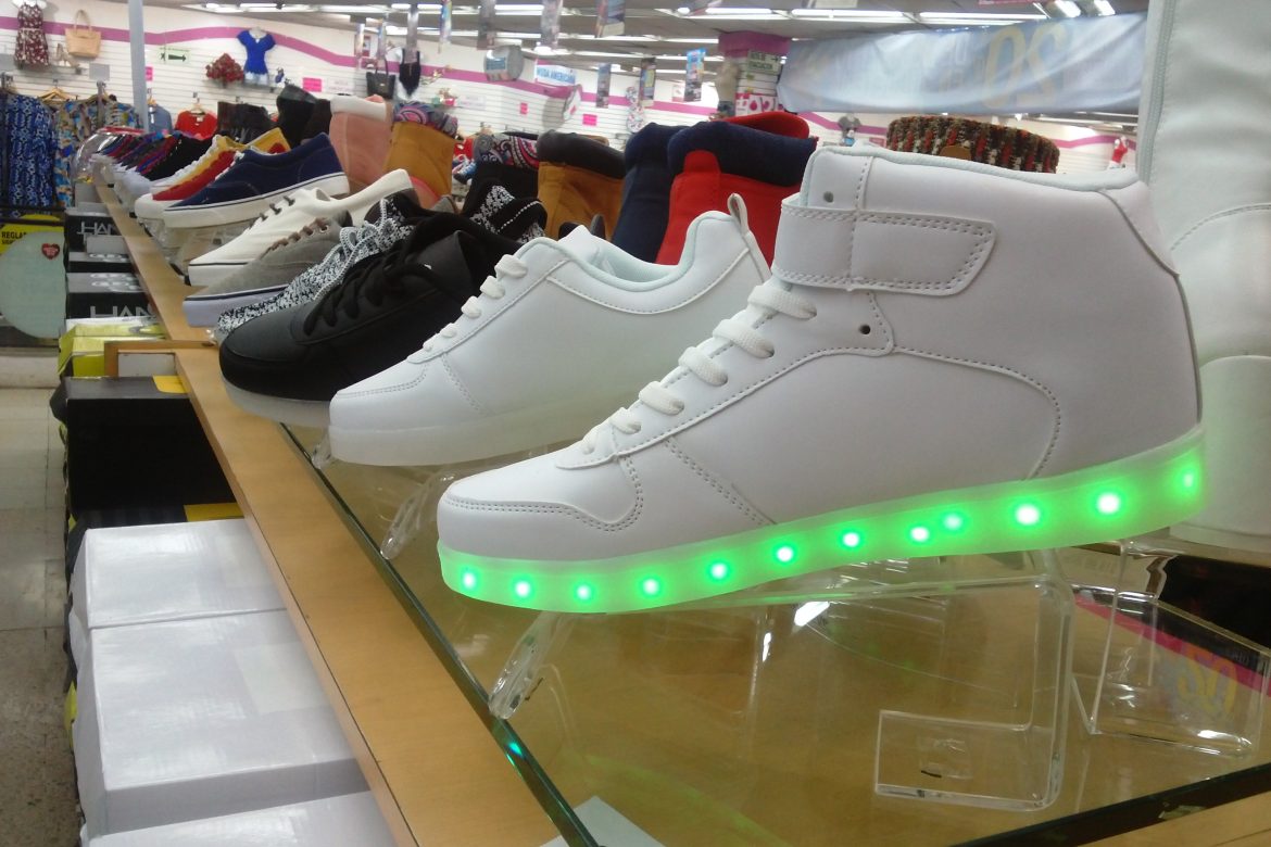 Zapatillas con luces, la moda para niños en fin de año