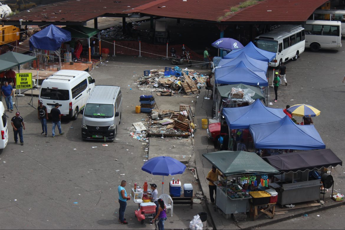 Sacan a comerciantes informales de la entrada de San Miguelito por construcción del metro