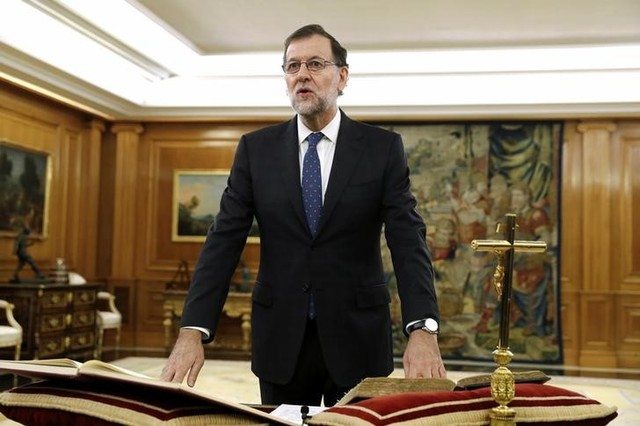 Rajoy jura como presidente del Gobierno español tras 10 meses de estancamiento político