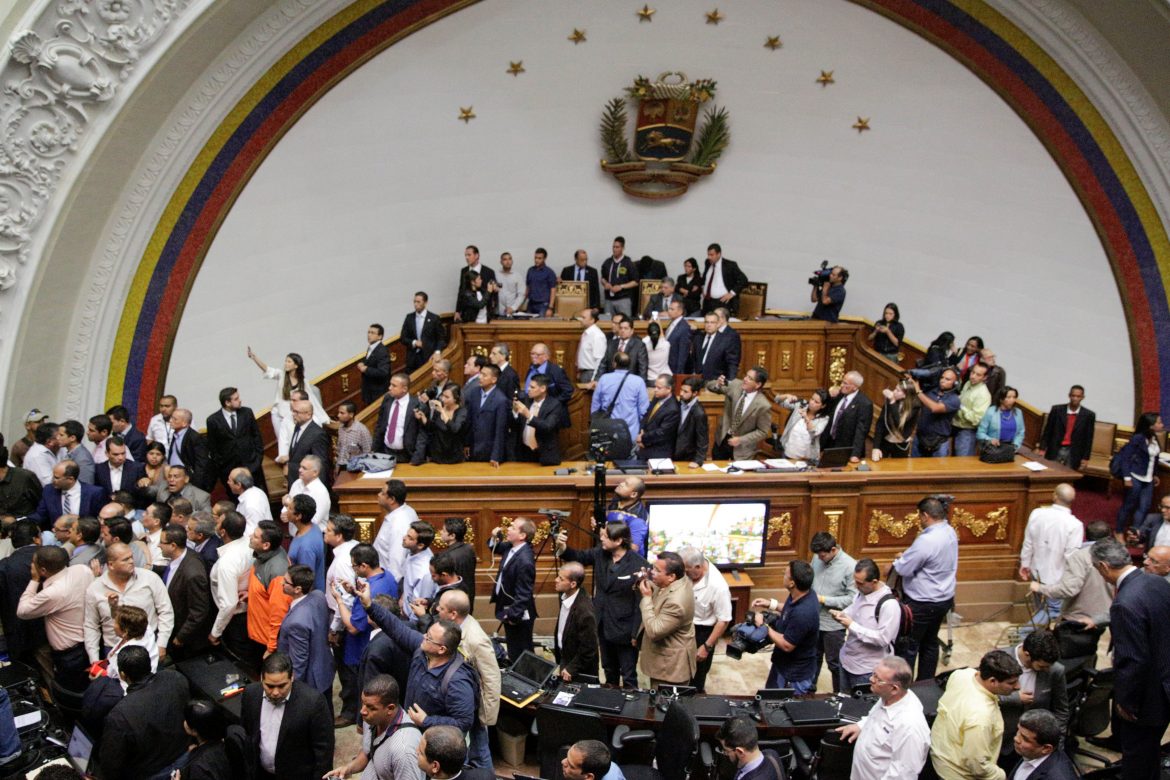Parlamento venezolano debate juicio político a presidente Maduro