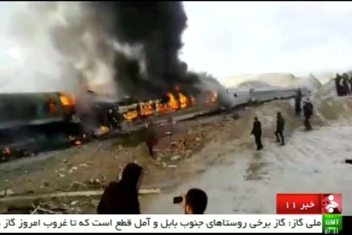 Colisión de trenes de pasajeros en Irán deja 44 muertos y 103 heridos