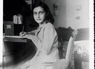 Subastan poema manuscrito de Ana Frank