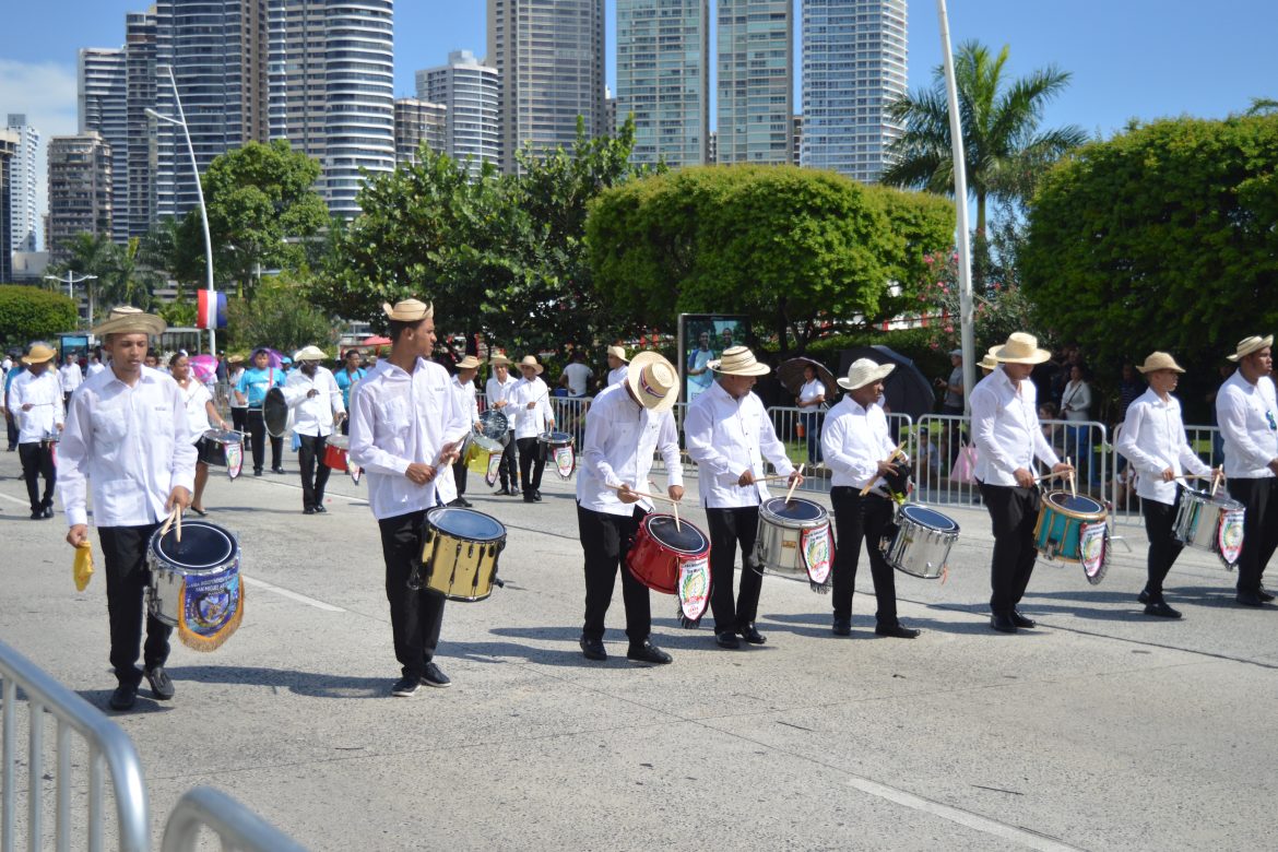 Detallan rutas y prohibiciones para los desfiles patrios de la ciudad capital