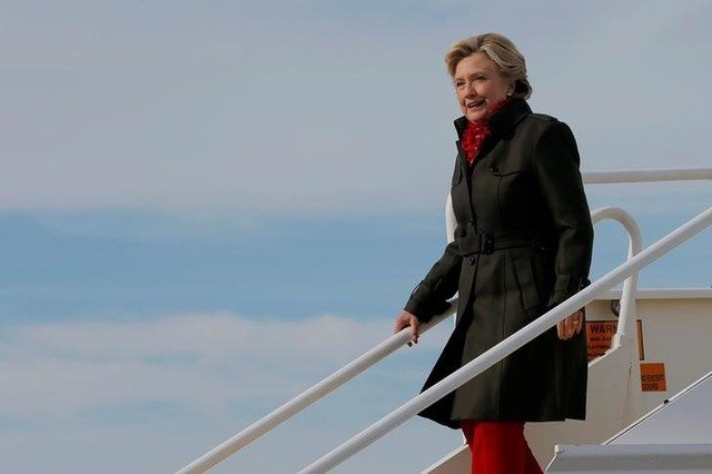 Campaña de Clinton aumenta presión sobre director del FBI por detalles de correos
