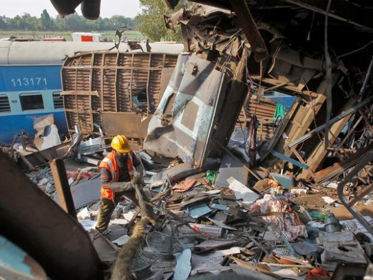 Accidente de tren en India deja saldo de 133 muertos