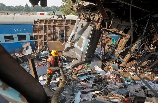 Accidente de tren en India deja saldo de 133 muertos