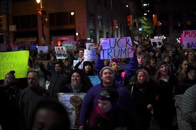 Manifestantes estadounidenses marchan contra presidente electo de EEUU, Donald Trump
