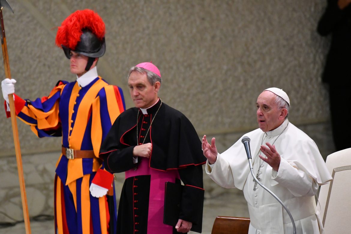 El papa critica a los medios de comunicación por tener "afición al escándalo"