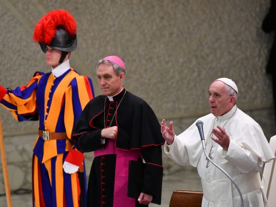 El papa critica a los medios de comunicación por tener "afición al escándalo"