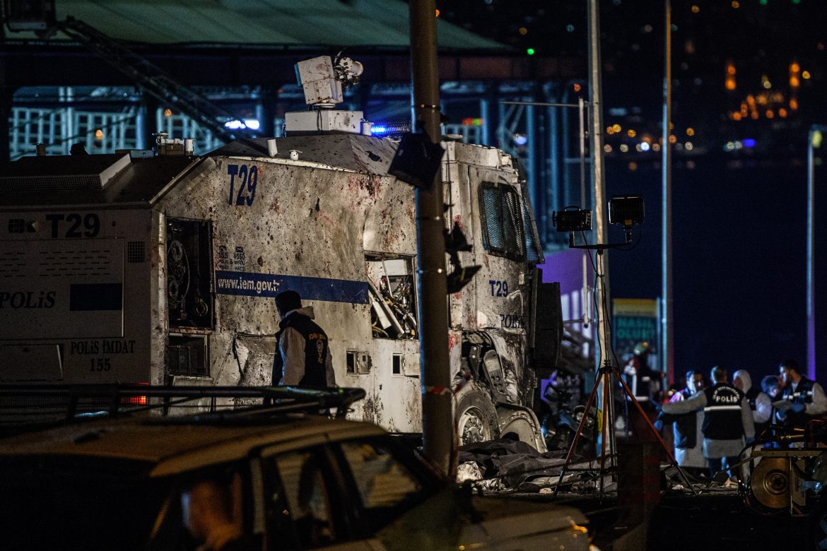 Doble atentado en centro de Estambul deja una treintena de muertos