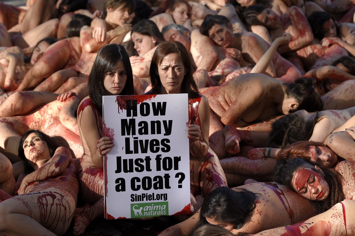 Activistas protestan desnudos en Barcelona contras las prendas de piel