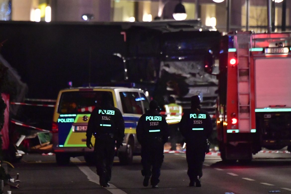 Doce muertos tras embestida de camión contra mercado navideño en Berlín