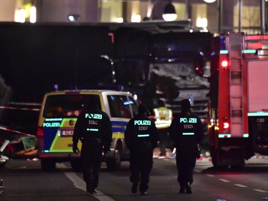 Doce muertos tras embestida de camión contra mercado navideño en Berlín