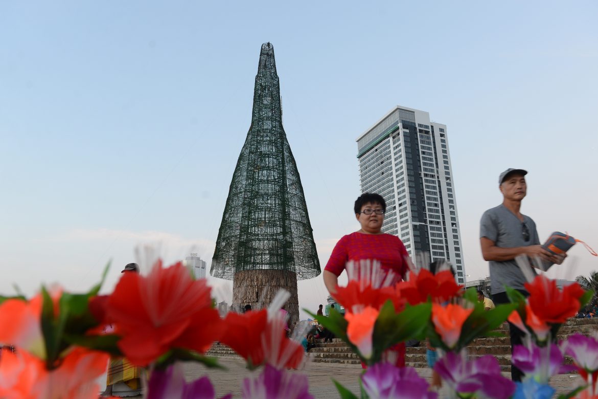 Sri Lanka afirma haber levantado el árbol de navidad más alto del mundo