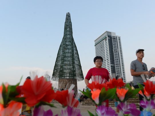Sri Lanka afirma haber levantado el árbol de navidad más alto del mundo